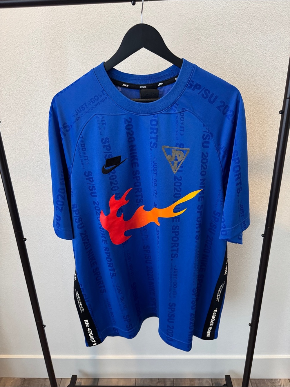 Nike Men’s Royal Blue Graphic Flame Sports Shirt, size L